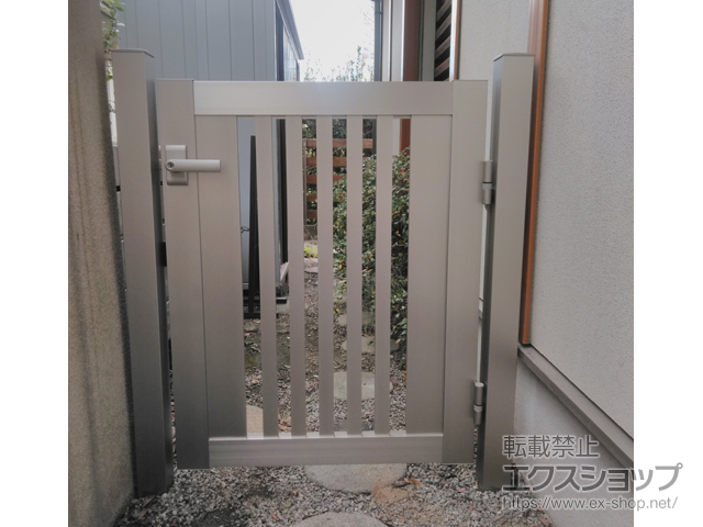 福岡県福岡市のの門扉 シンプレオ門扉S1型 たてスリット 片開き 門柱使用 施工例