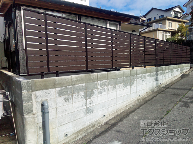 広島県福山市ののフェンス・柵 ルシアスフェンスF04型 横板 複合カラー 自由柱施工 施工例