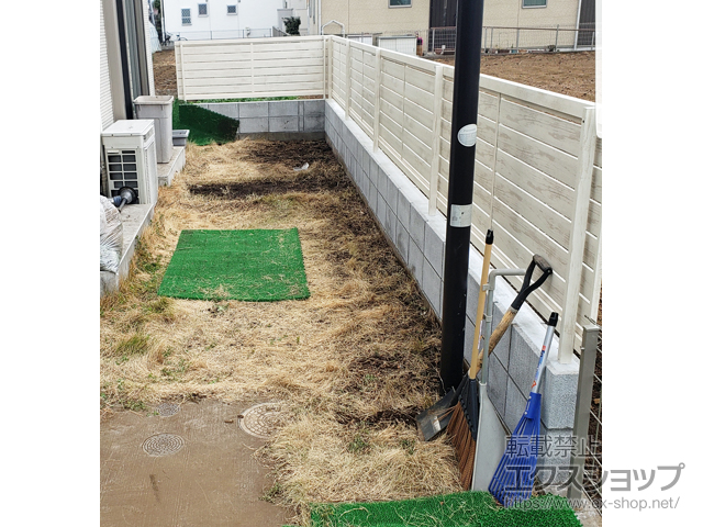 東京都日野市ののフェンス・柵 フェンスAA YS1型 横スリット ゆらぎ 木調カラー フリーポールタイプ 施工例