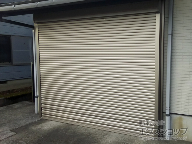 石川県白山市のLIXIL リクシル（トステム）のガレージシャッター ガレージシャッタークワトロ 電動式 外部付タイプ 施工例