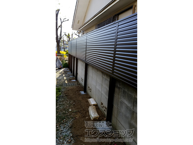 東京都日野市ののフェンス・柵 ミエーネフェンス 目隠しルーバータイプ 2段支柱 自立建て用（パネル1段） 施工例