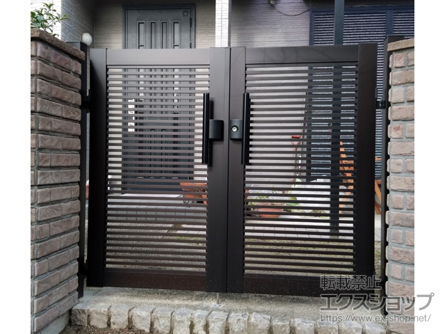 福岡県古賀市のの門扉 シンプレオ門扉1型 横格子 両開き 門柱使用 施工例