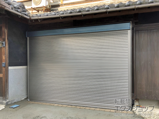 奈良県北葛城郡河合町のLIXIL リクシル（トステム）のガレージシャッター ガレージシャッタークワトロ 電動式 外部付タイプ 施工例