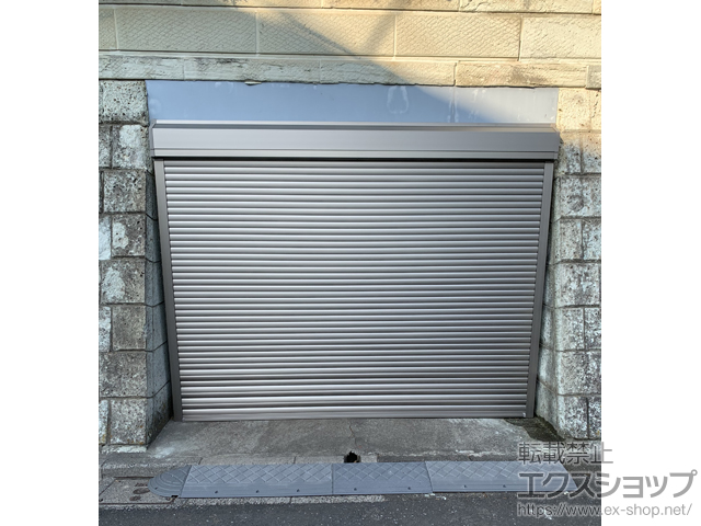 東京都東村山市のLIXIL リクシル（トステム）のガレージシャッター ガレージシャッタークワトロ 電動式 外部付タイプ 施工例