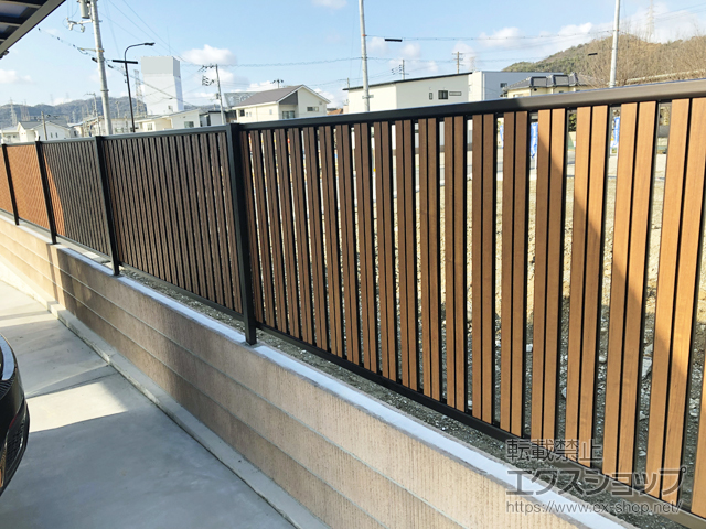 兵庫県姫路市ののフェンス・柵 ルシアスフェンスF03型 たて半目隠し 木調カラー 自由柱施工 施工例