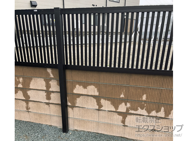 兵庫県姫路市ののフェンス・柵 ルシアスフェンスH08型 たてストライプ 2段支柱 自立建て用*パネル1段（アルミカラー） 施工例