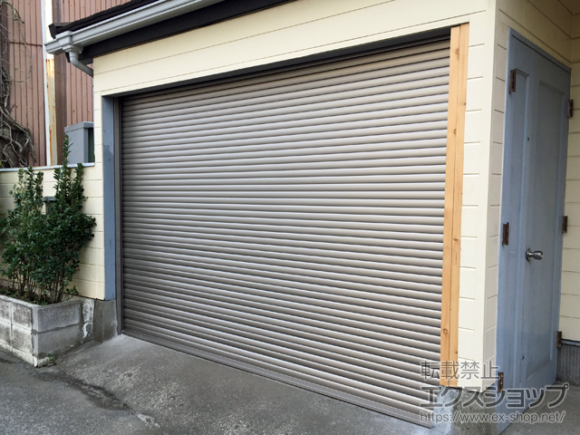 神奈川県高座郡寒川町のLIXIL リクシル（トステム）のガレージシャッター ガレージシャッタークワトロ 電動式 内部付タイプ 施工例