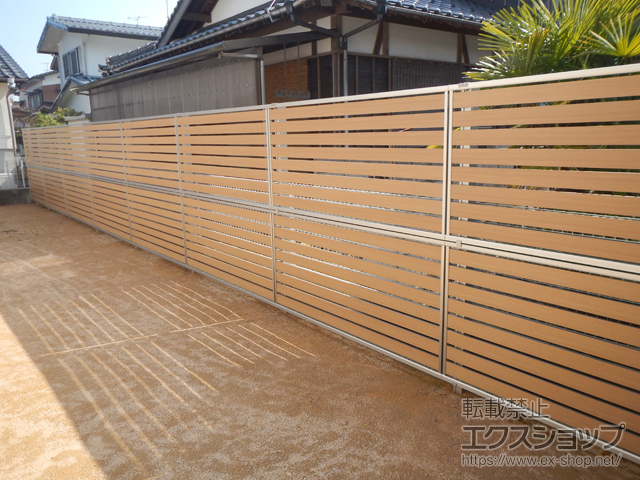 山口県宇部市ののフェンス・柵 ルシアスフェンスF04型 横板 木目カラー 2段支柱 自立建て用（パネル2段） 施工例