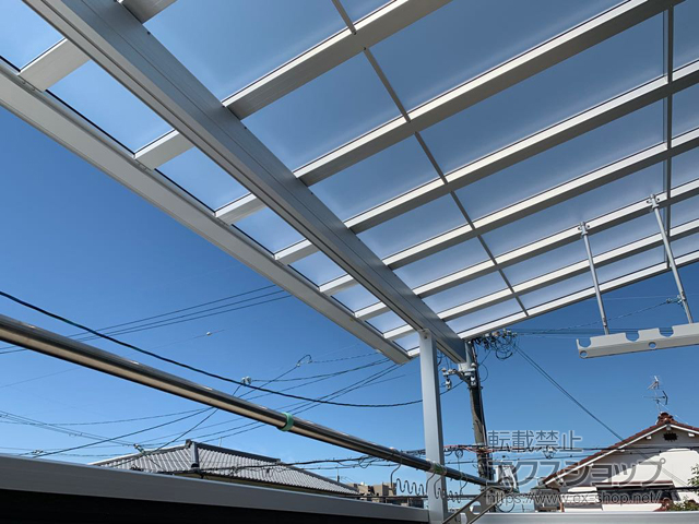 大阪府茨木市のLIXIL リクシル（トステム）のバルコニー・ベランダ屋根 パワーアルファ F型 屋根タイプ 単体 積雪〜30cm対応 施工例