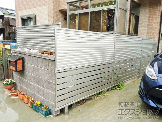 大分県杵築市ののフェンス・柵 ミエーネフェンス 目隠しルーバータイプ2段支柱 自立建て用（パネル1段）【ブロック塀前】 施工例