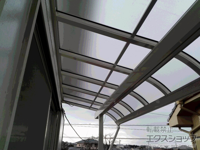 鹿児島県鹿児島市ののバルコニー・ベランダ屋根 ヴェクターテラス R型 屋根タイプ 単体 積雪〜50cm対応＜張り出しあり＞ 施工例
