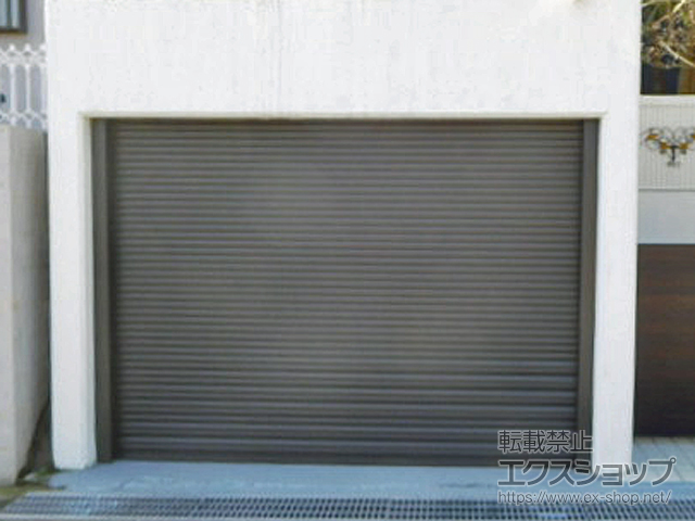 奈良県香芝市のLIXIL リクシル（トステム）のガレージシャッター ガレージシャッタークワトロ 電動式 内部付タイプ 施工例