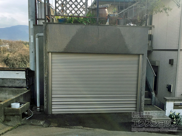 静岡県駿東郡長泉町のLIXIL リクシル（トステム）のガレージシャッター ガレージシャッタークワトロ 電動式 内部付タイプ 施工例