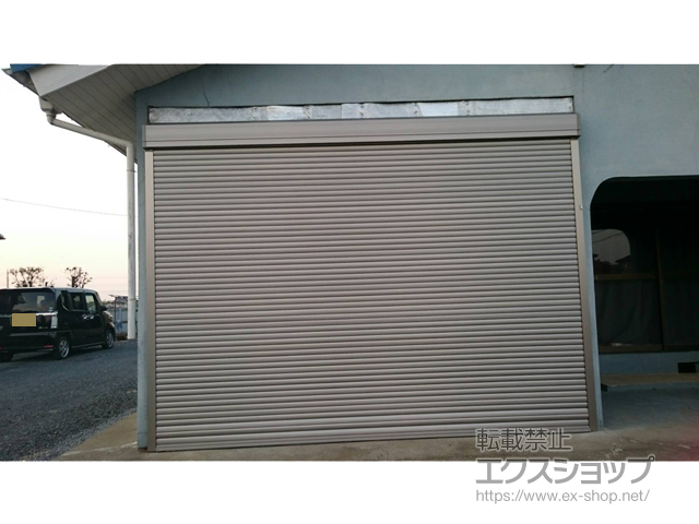 茨城県結城郡八千代町のLIXIL リクシル（トステム）のガレージシャッター ガレージシャッタークワトロ 電動式 外部付タイプ 施工例