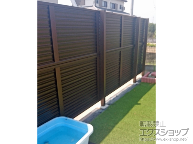 埼玉県鴻巣市のの門扉 ミエーネフェンス 目隠しルーバータイプ 2段支柱 自立建て用（パネル2段） 施工例