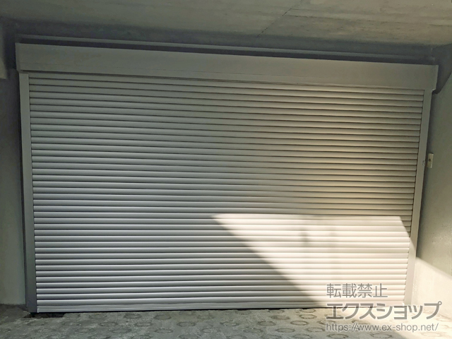 東京都世田谷区のLIXIL リクシル（トステム）のガレージシャッター ガレージシャッタークワトロ 電動式 外部付タイプ※外部停電時開閉機構 施工例