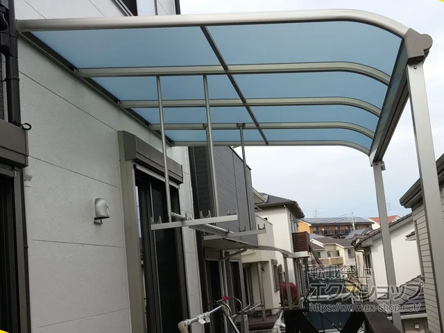 愛知県知多郡阿久比町のYKKAPのテラス屋根 ヴェクターテラス R型 テラスタイプ 単体 積雪～20cm対応＋吊り下げ式 固定物干し ロング 2本入り×1セット 施工例