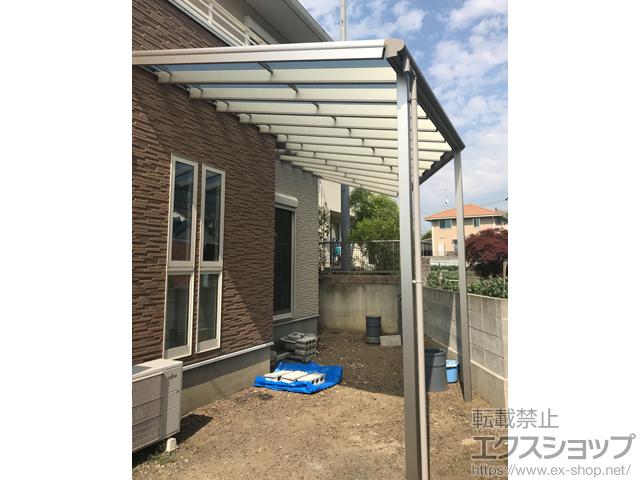 愛媛県新居浜市ののテラス屋根 ヴェクターテラス F型 ビッグサイズ 連棟 積雪〜20cm対応 ※壁面奥行違い納まり 施工例