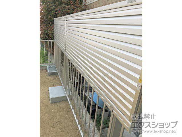 山形県山形市ののフェンス・柵 【上段】ミエーネフェンス 目隠しルーバータイプ 2段支柱 自立建て用 施工例