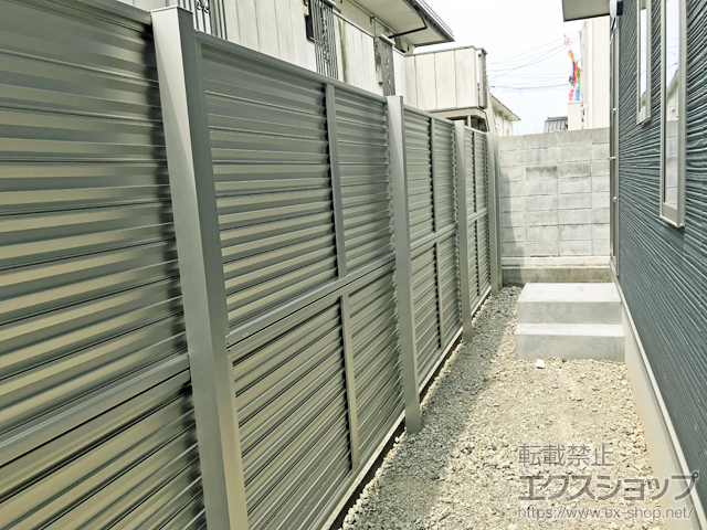 福井県小浜市ののフェンス・柵 ミエーネフェンス 目隠しルーバータイプ 2段支柱 自立建て用（パネル2段） 施工例
