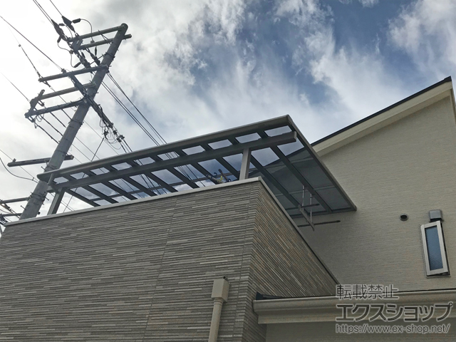 大阪府茨木市のLIXIL リクシル（トステム）のバルコニー・ベランダ屋根 パワーアルファ F型 屋根タイプ 単体 積雪〜30cm対応 施工例