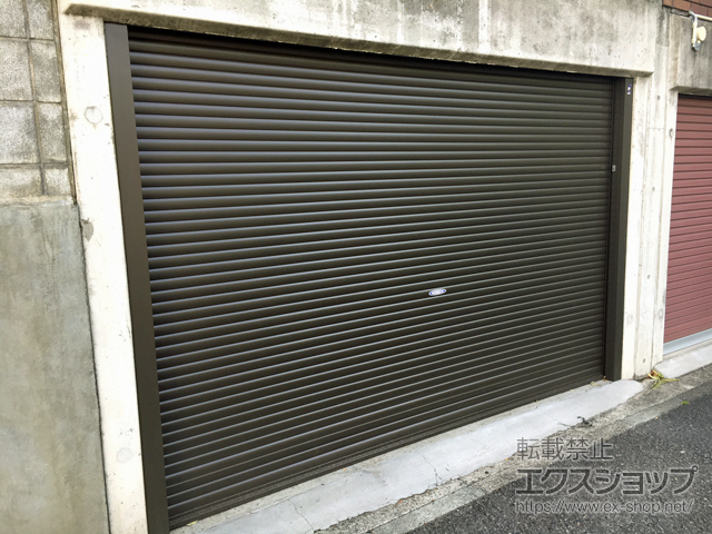 神奈川県横浜市のLIXIL リクシル（トステム）のガレージシャッター ガレージシャッタークワトロ 電動式 内部付タイプ 施工例
