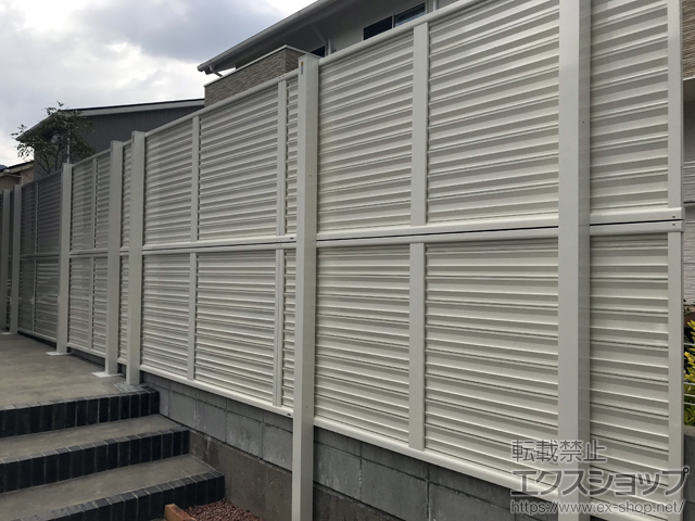 福岡県福岡市ののフェンス・柵 ミエーネフェンス 目隠しルーバータイプ 2段支柱 自立建て用（パネル2段） 施工例
