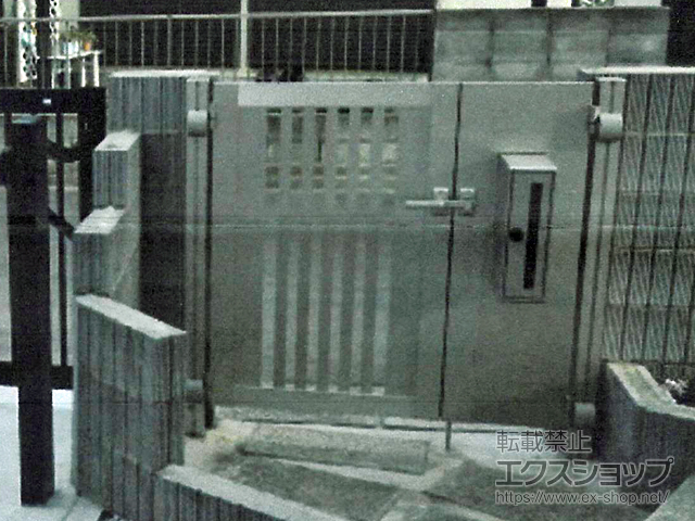 東京都日野市のの門扉 シンプレオ門扉S1型 たてスリット 両開き親子 機能子扉仕様 門柱使用 施工例