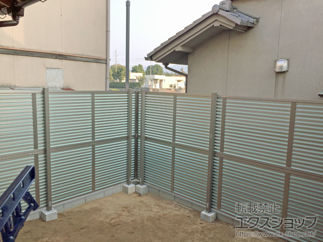 岡山県岡山市ののフェンス・柵 プレスタフェンス8S型 採光ルーバー アルミ多段柱使用（パネル2段） 施工例