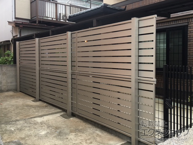 千葉県鎌ケ谷市ののフェンス・柵 ルシアスフェンスF04型 横板 複合カラー 2段支柱 自立建て用（パネル2段） 施工例