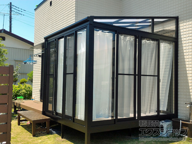 栃木県さくら市のLIXIL リクシル（トステム）のテラス囲い・サンルーム サニージュ F型 床納まり ランマ無 積雪〜20cm対応 *部分片袖納まり 施工例