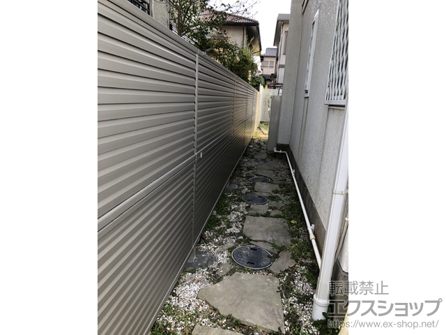 三重県桑名市ののフェンス・柵 ミエーネフェンス 目隠しルーバータイプ 2段支柱 自立建て用（パネル2段） 施工例