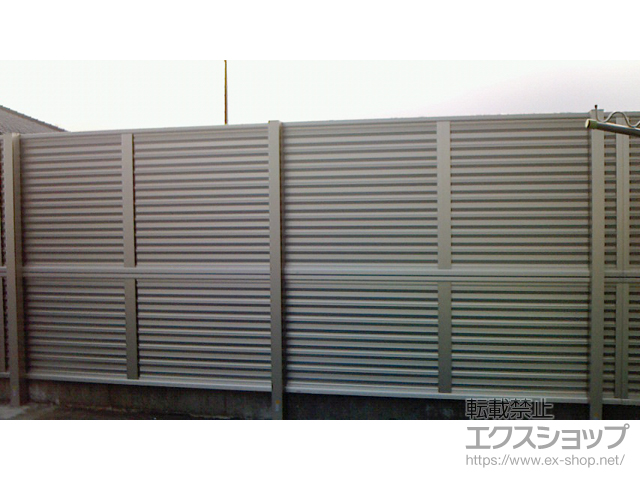 宮城県登米市ののフェンス・柵 ミエーネフェンス 目隠しルーバータイプ 2段支柱 自立建て用（パネル2段） 施工例