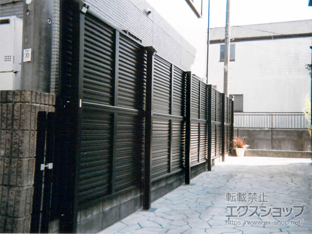 神奈川県藤沢市ののフェンス・柵 ミエーネフェンス 目隠しルーバータイプ 2段支柱 自立建て用（パネル2段） 施工例