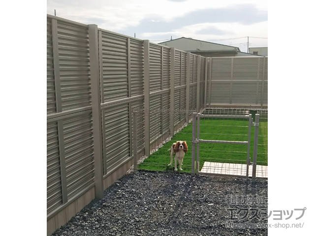 埼玉県行田市ののフェンス・柵 ミエーネフェンス 目隠しルーバータイプ 2段支柱 自立建て用（パネル2段） 施工例