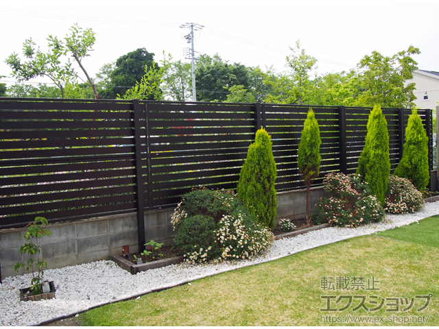 愛知県豊川市ののフェンス・柵 モクアルフェンス 横板タイプ 2段支柱 自立建て用（パネル2段） 施工例