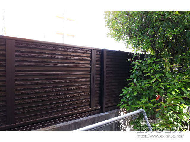 山口県下関市ののフェンス・柵 ミエーネフェンス 目隠しルーバータイプ 自由柱施工〈車庫側〉 施工例