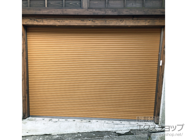 和歌山県伊都郡高野町のLIXIL リクシル（トステム）のガレージシャッター ガレージシャッタークワトロ 電動式 内部付タイプ 木目調※外部停電時開閉機構 施工例