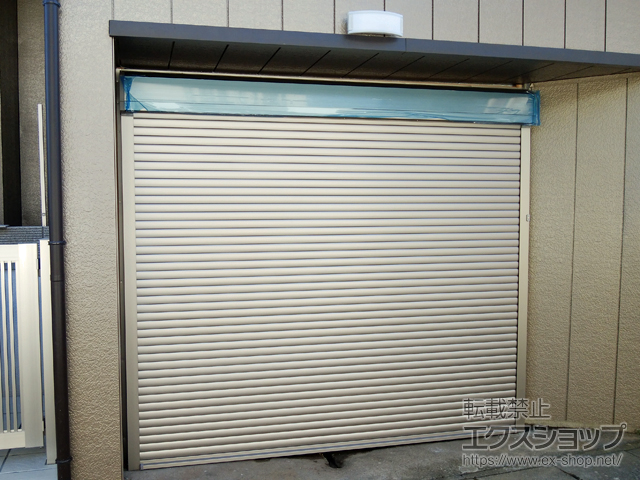 茨城県水戸市のLIXIL リクシル（トステム）のガレージシャッター 【特注】ガレージシャッタークワトロ 電動式 外部付タイプ 施工例