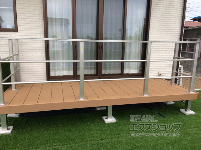 埼玉県白岡市ののウッドデッキ マージウッドデッキ＋ルシアスデッキフェンスB03型＜横格子2本タイプ＞＋マージウッドデッキ ステップ Sタイプ（2段）×1セット 施工例