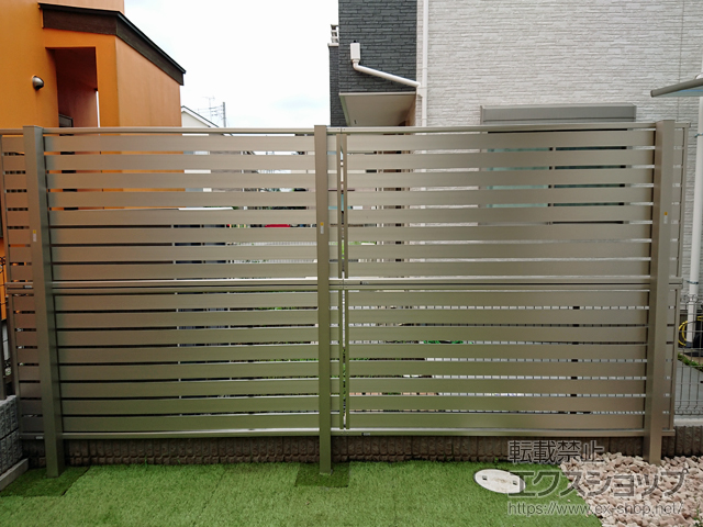 東京都東久留米市ののフェンス・柵 ルシアスフェンスF04型 横板 木目カラー 2段支柱 自立建て用（パネル2段） 施工例