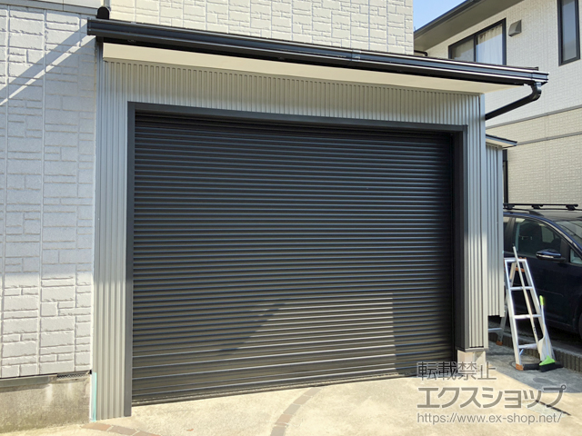 神奈川県大和市のLIXIL リクシル（トステム）のガレージシャッター ガレージシャッタークワトロ 電動式 内部付タイプ 施工例
