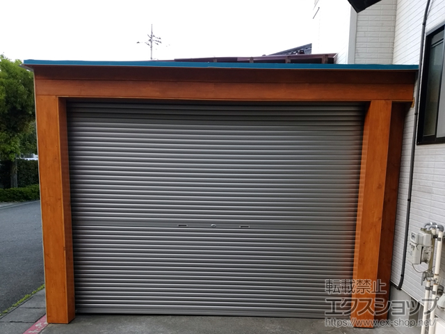 山梨県南アルプス市のLIXIL リクシル（トステム）のガレージシャッター ガレージシャッタークワトロ 手動式 内部付タイプ 施工例