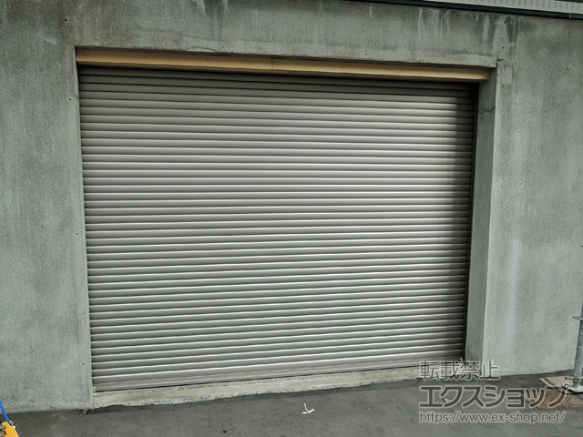 北海道札幌市のLIXIL リクシル（トステム）のガレージシャッター ガレージシャッタークワトロ 電動式 内部付タイプ 施工例