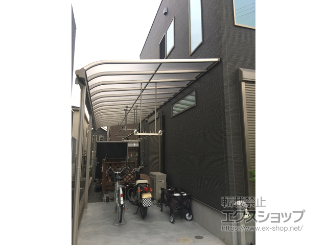 大阪府和泉市ののテラス屋根 ヴェクターテラス R型 テラスタイプ 多連結セット 積雪〜20cm対応＋ ヴェクターテラス 吊り下げ式物干し ロング 2本入り×1 施工例