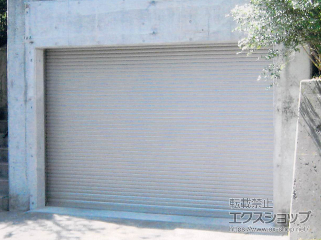 静岡県熱海市のLIXIL リクシル（トステム）のガレージシャッター ガレージシャッタークワトロ 電動式 内部付タイプ※外部停電時開閉機構 施工例