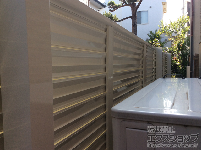 神奈川県茅ヶ崎市ののフェンス・柵 シンプレオフェンス13型 目隠しルーバー 2段支柱 自立建て用（パネル1段） 施工例