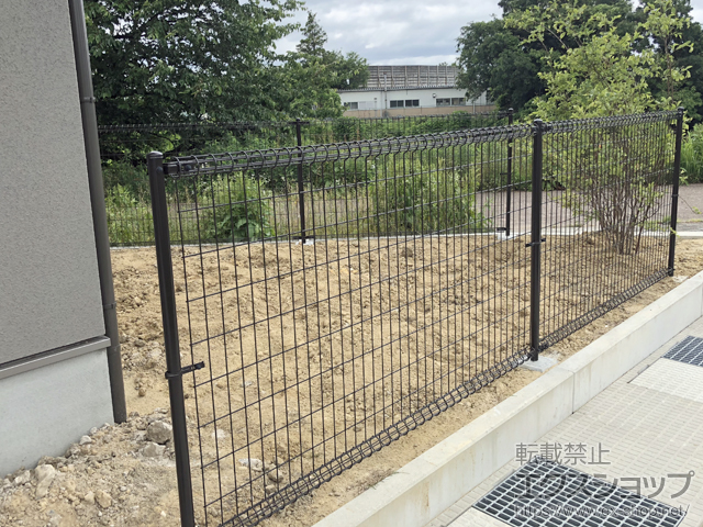 富山県富山市ののフェンス・柵 メッシュフェンス M0 間仕切柱 施工例