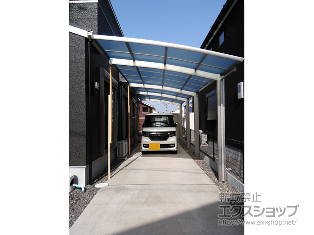 滋賀県大津市ののカーポート レイナポートグラン 縦連棟　積雪〜20cm対応＋レイナポートグラン 水平式物干し（カーポート柱用）標準 2本入×1セット 施工例