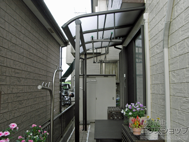 埼玉県三郷市ののテラス屋根 プレシオステラス R型 テラスタイプ 単体 積雪〜20cm対応〈1階設置〉 施工例
